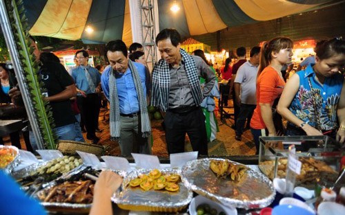 ផ្សារណាត់ម្ហូបអាហារអាស៊ាន២០១៥ពហុបែបមុខម្ហូបអាហារប្រពៃណី